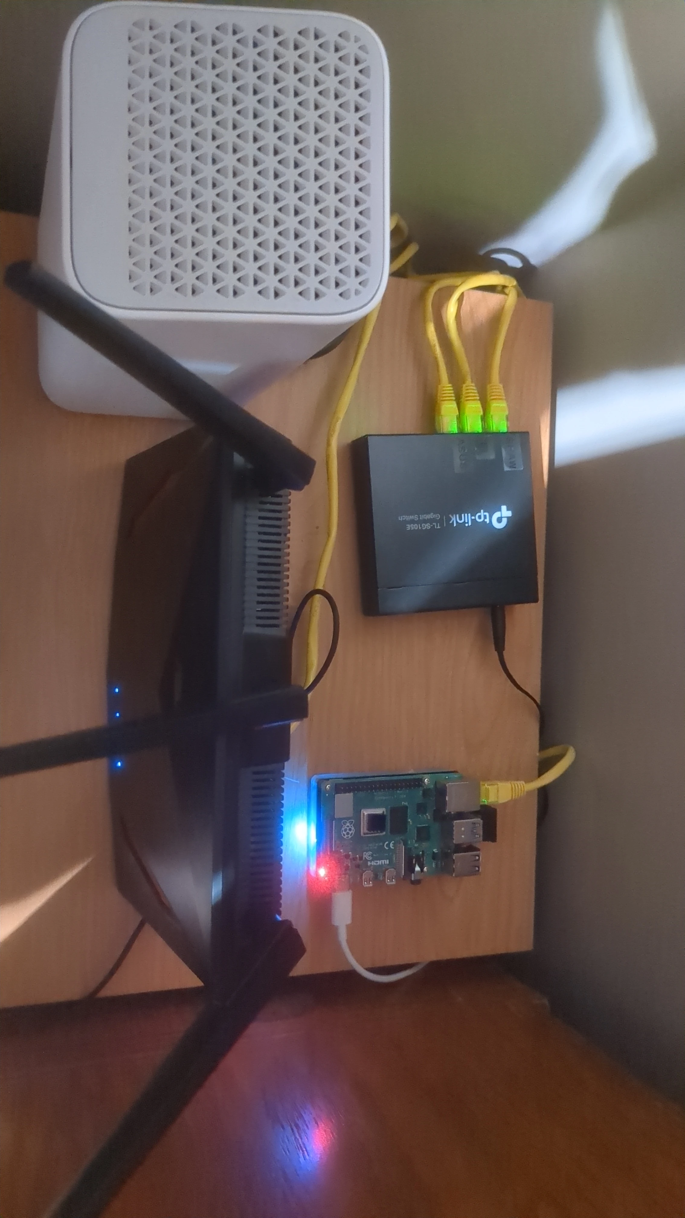 Raspberry Pi Connected to switch between modem and router